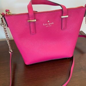 Pink Kate Spade purse. Great condition.